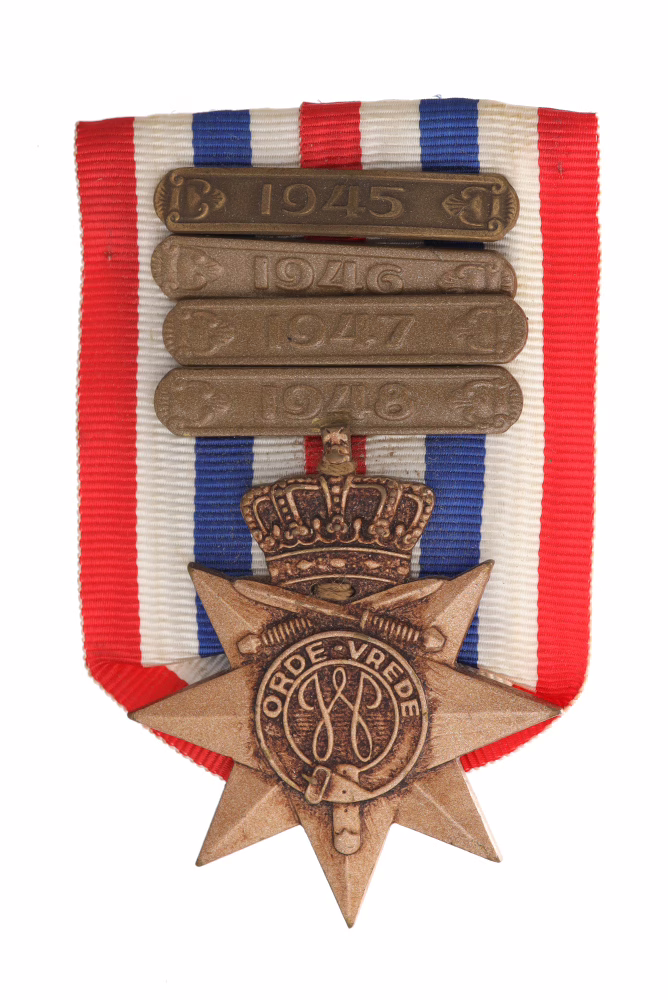 The Medal of Honour for Order and Peace, obverse of a military decoration from 1947, featuring the 1945, 1946, 1947 and 1948 bars