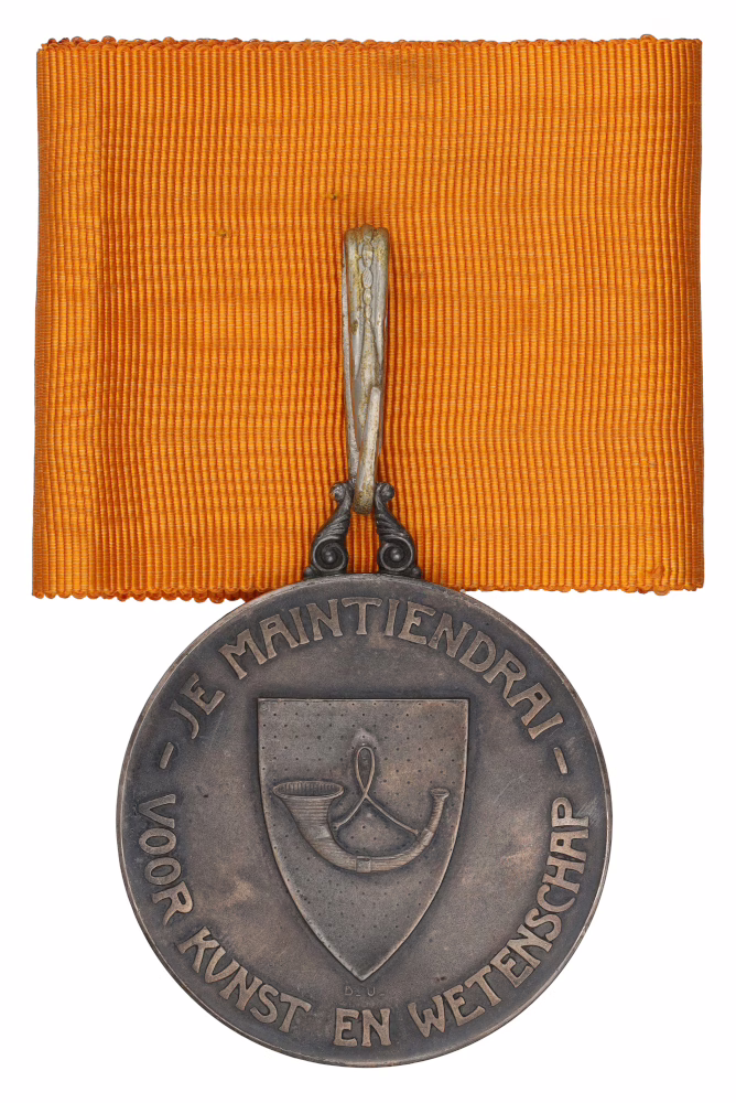The silver medal of honour for Art and Science, the reverse side of a royal decoration from 1905