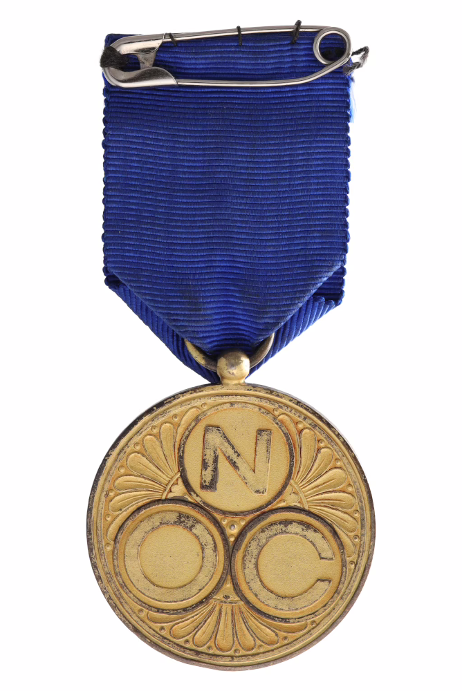 The reverse side of the Dutch Olympic Committee’s gold proficiency medal, a medal from 1914 bearing the inscription ‘noc’