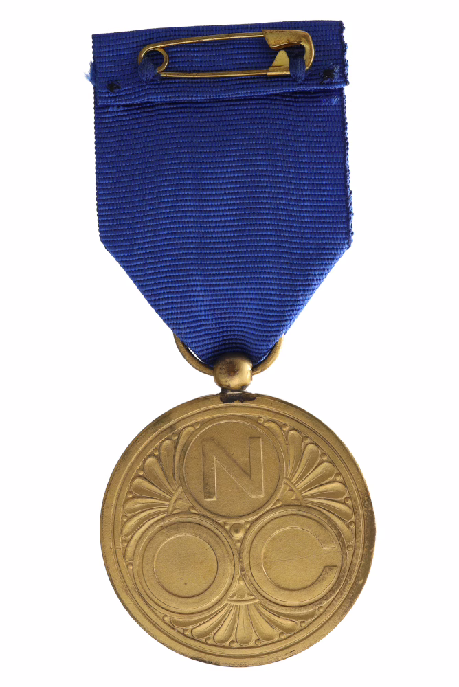The reverse of the Dutch Olympic Committee’s gold proficiency medal; a medal from 1914 bearing the inscription ‘NOC’