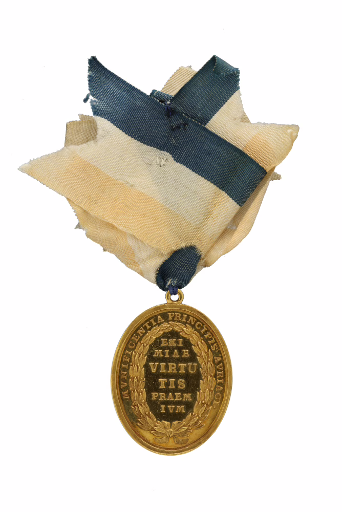 The Dogger Bank Medal, gold, reverse side of a military decoration from 1781 bearing the inscription: EXI MIAE VIRTU TIS PRAEM IVM; outer inscription: MUNIFICENTIA PRINCIPIS AVRIACI