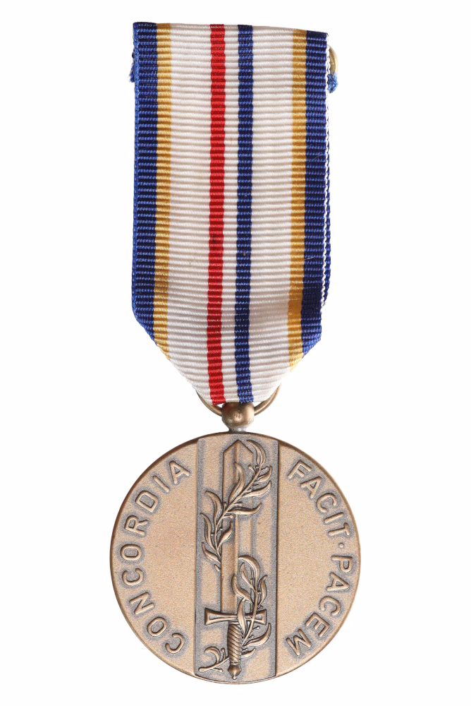 The Commemorative Medal for Multinational Peacekeeping Operations ‘Desert Storm’ and ‘Desert Shield’, front of the military decoration